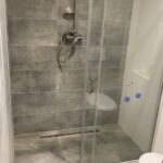 Detail sprch koutu s posuvnou stenou